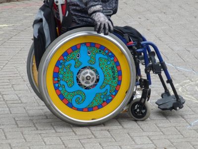 Immagine di una persona su una sedia a rotelle