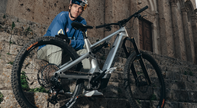 Fabio Wibmer sulla scalinata del Duomo di Massa Marittima