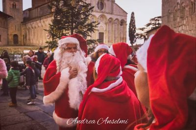 Fotografia di "un Babbo natale" nella piazza di Massa Marittima