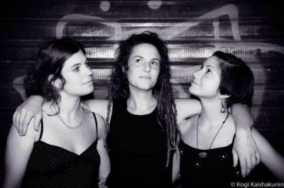 Una fotografia delle tre ragazze che compondo il gruppo musicale "De' Soda Sister"