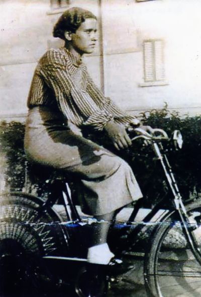 Immagine storica di Norma Parenti in bicicletta