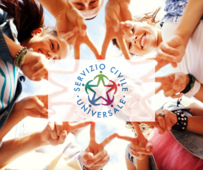 Fotografia di sei ragazzi in cerchio con al centro il logo del Servizio Civile Fotografia di sei ragazzi in cerchio con al centro il logo del Servizio Civile
