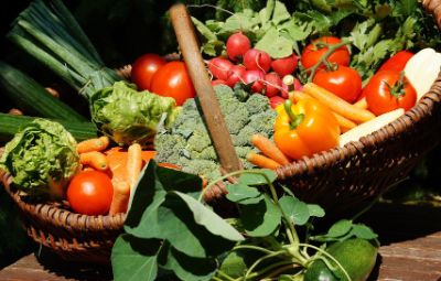 Cesta di frutta e verdure 