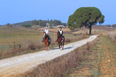 Fotografia di due persone a cavallo