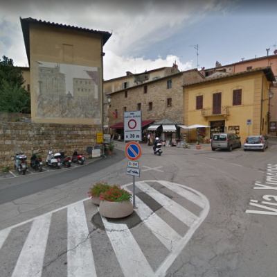 Fotografia dell'ingresso al centro storico basso di Massa Marittima