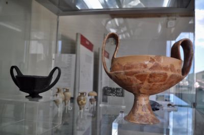 Fotografia di una teca del il museo archeologico Giovannangelo Camporeale 