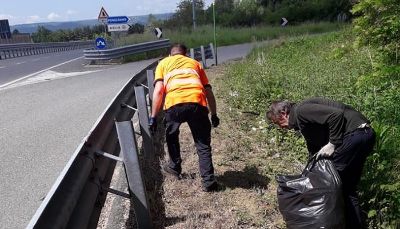 Raccolta rifiuti lungo strada