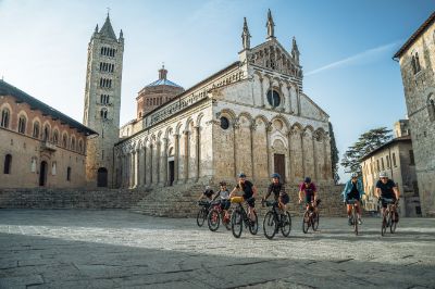 Duomo Massa Marittima e bike da enduro