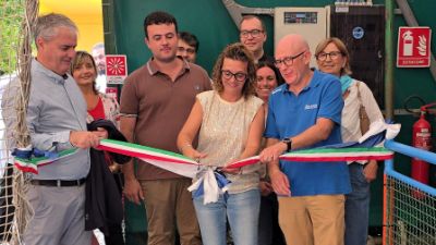 Il taglio del nastro per l'inaugurazione della nuova pavimentazione della palestra polivalente di Poggio