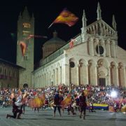 Spettacolo del gruppo degli Sbandieratori massetani