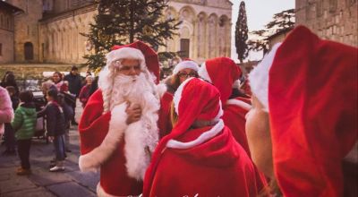 Fotografia di "un Babbo natale" nella piazza di Massa Marittima