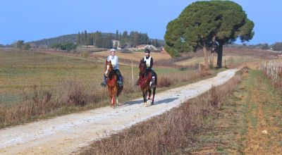 Fotografia di due persone a cavallo