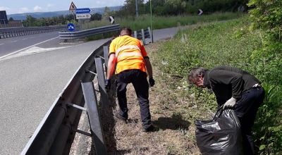 Raccolta rifiuti lungo strada