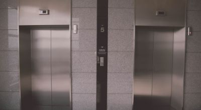 Fotografia di due ascensori