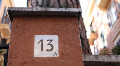 Fotografia di una colonna con riportato il numero civico di un'abitazione