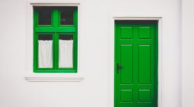 Fotografia della porta di una casa e della finestra adiacente