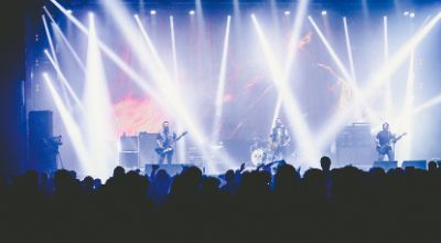 Fotografia di un palco su cui si svolge un concerto